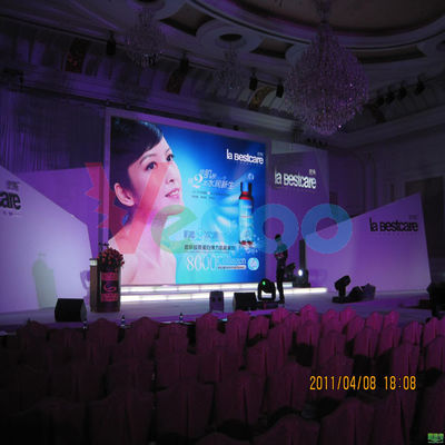 Chine Lampe 1R1G1B/SMD3528 blanche polychrome d'intérieur de panneau d'affichage d'écran de l'affichage à LED LED de P7.62 fournisseur