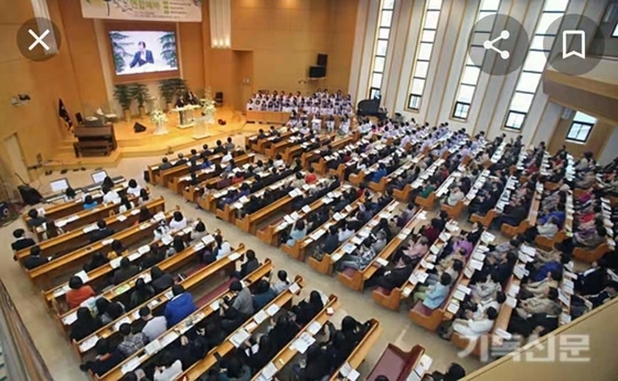 Affichage LED à l'intérieur de l'église avec installation suspendue